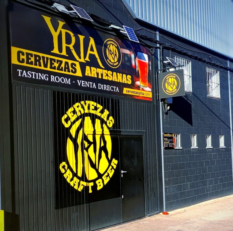 Fachada de la nave de Cervezas Yria
