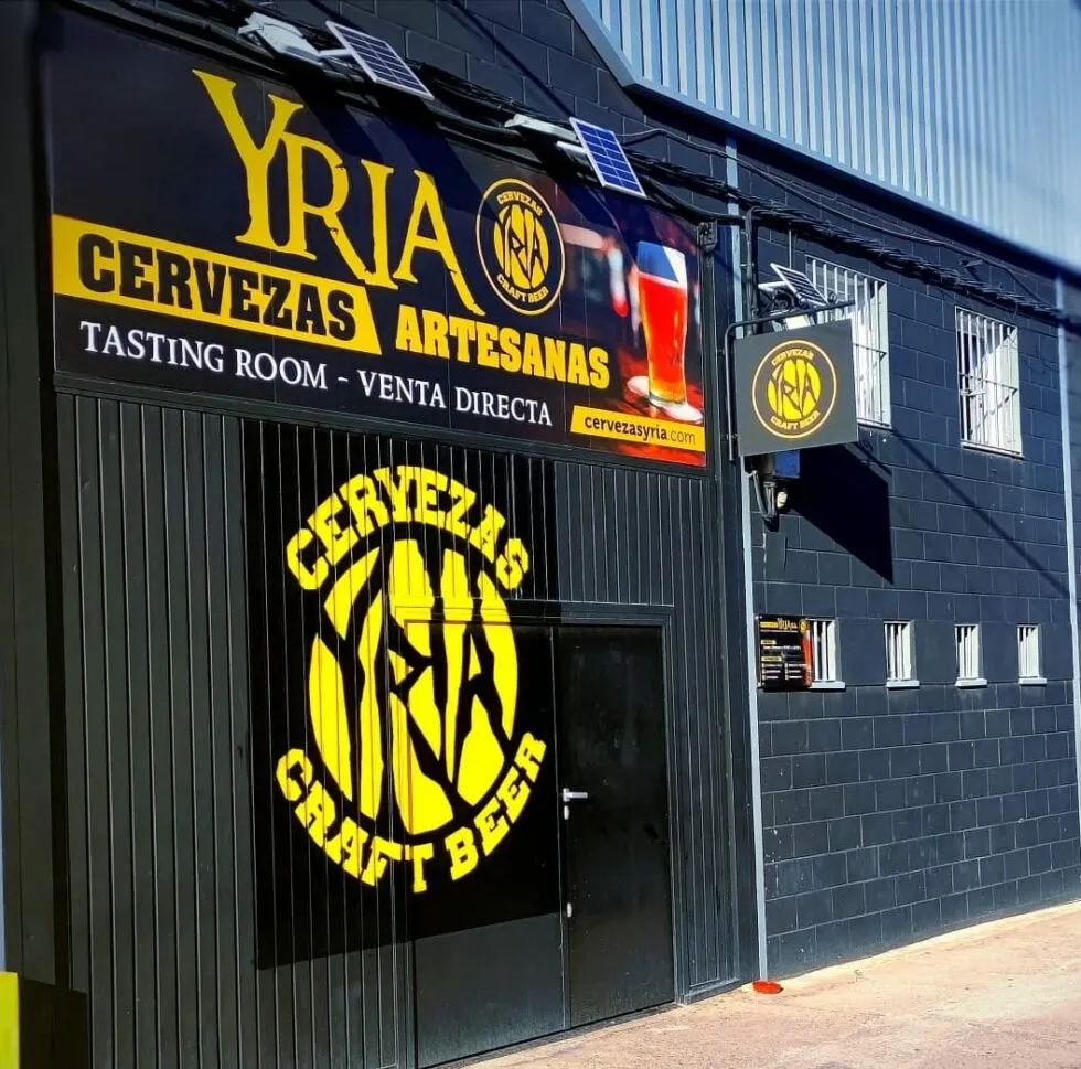 Fachada de la nave de Cervezas Yria