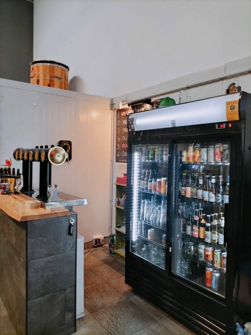 Grifos y nevera del taproom