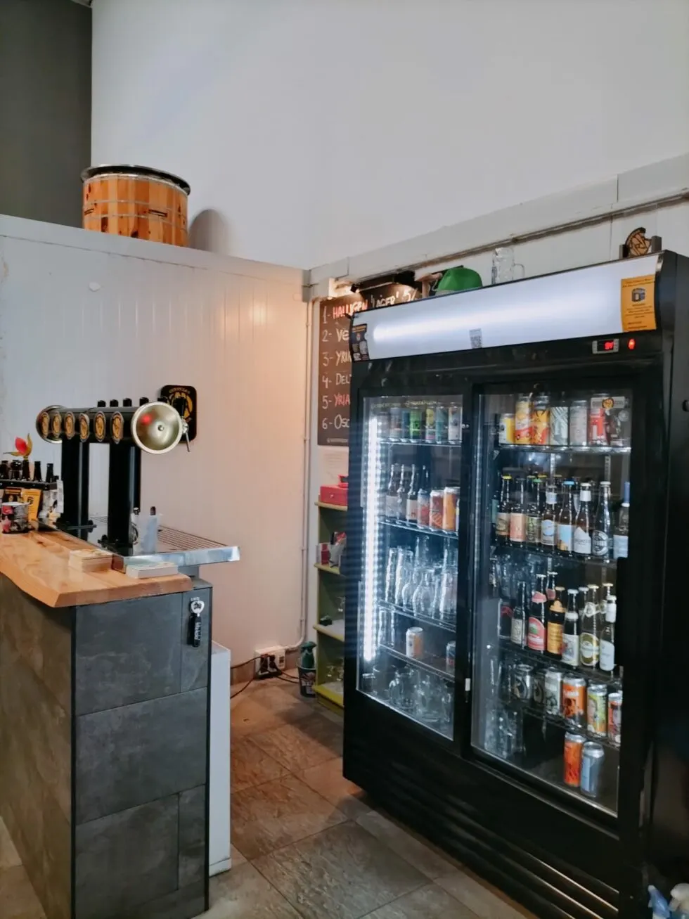Grifos y nevera del taproom