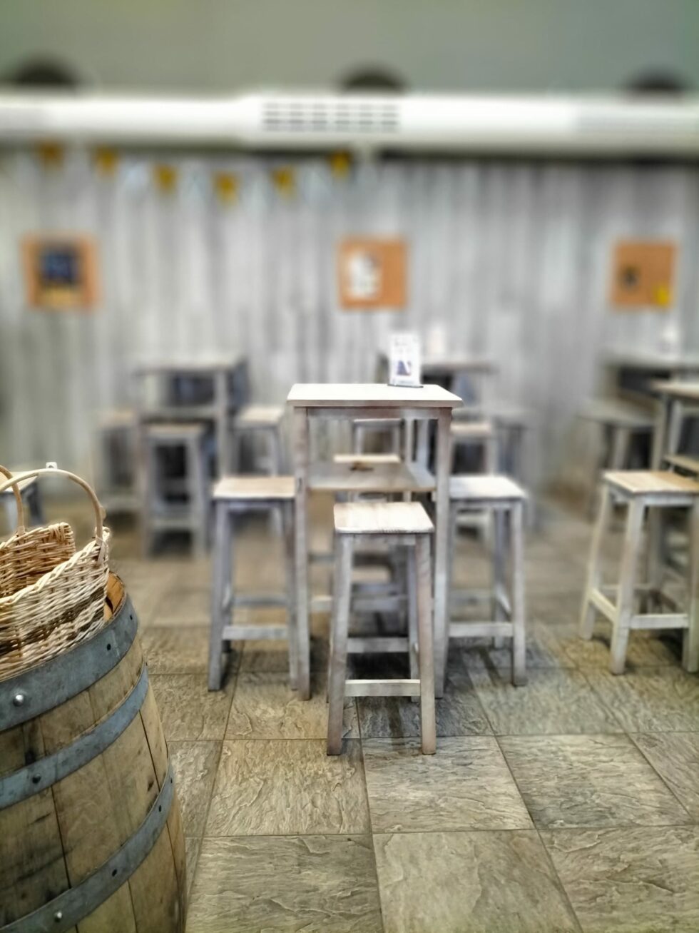 Mesas altas y barricas del taproom