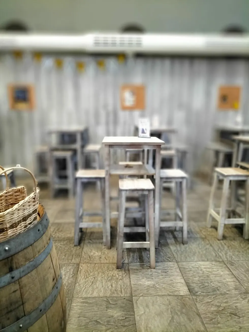 Mesas altas y barricas del taproom